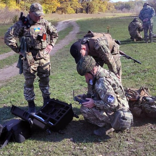 Operátoři dronu vyhledávají raněné v noci nebo v těžkém terénu.